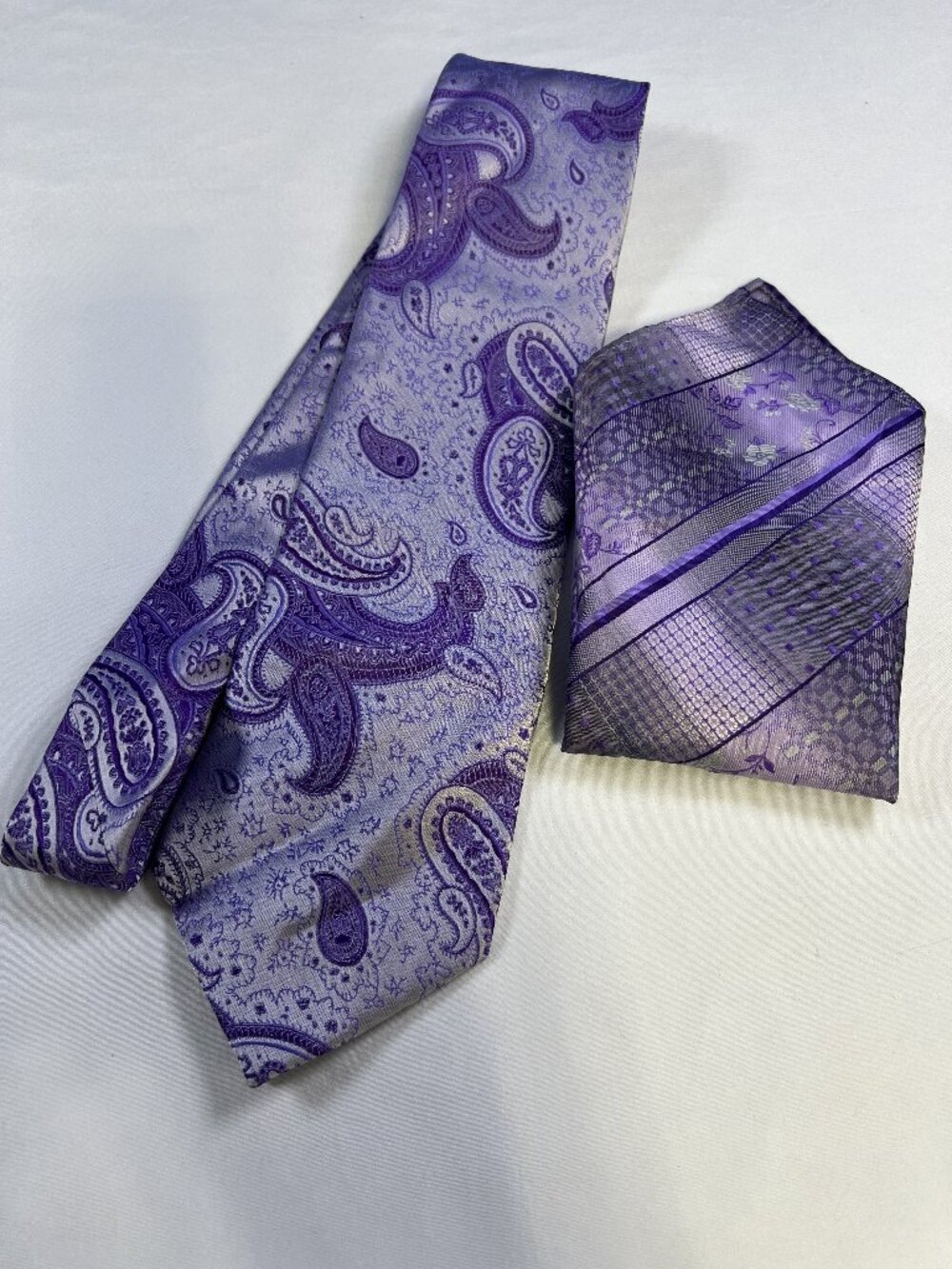 Milano Moda vibrant purple paisley necktie with coordination pocket square